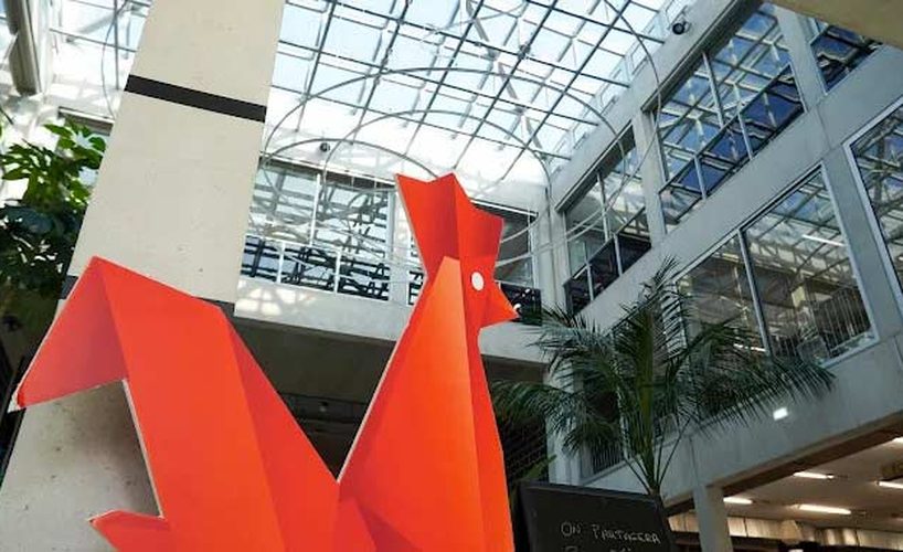Le coq rouge de la French Tech dans le hall d'un campus d'innovation